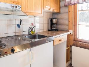 - une cuisine avec un évier et un comptoir dans l'établissement Holiday Home Vuokatticottage f by Interhome, à Vuokatti