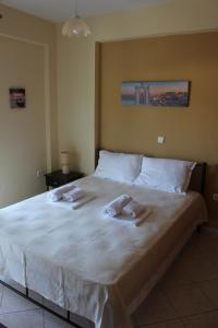 Tempat tidur dalam kamar di Paralia Ofriniou GR sunrise apartments 3