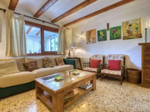 sala de estar con sofá y mesa de centro en Holiday Home Florencia by Interhome, en Jávea