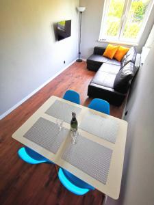 ein Wohnzimmer mit einem Tisch und einem Sofa in der Unterkunft Apartment Cyprys 1 in Oświęcim