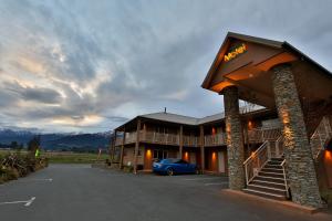 a hotel with a car parked in a parking lot at Hanmer Springs Retreat in Hanmer Springs