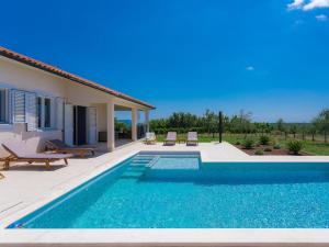 Bazén v ubytování Holiday Home Eugen by Interhome nebo v jeho okolí
