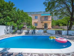 Bazén v ubytování Holiday Home Ivona by Interhome nebo v jeho okolí