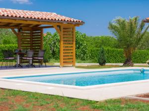 Bazén v ubytování Holiday Home Eugen by Interhome nebo v jeho okolí + 33 fotografií