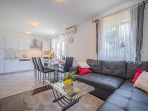 Kuchyňa alebo kuchynka v ubytovaní Holiday Home Ivona by Interhome