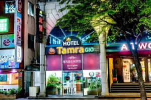 una señal del hotel tamara club en el lateral de un edificio en Tamragio Residence Hotel, en Jeju
