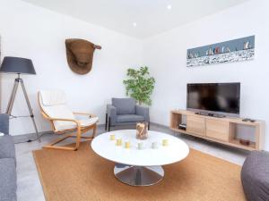 sala de estar con mesa y TV en Holiday Home Almendro by Interhome, en Santa Cristina d'Aro