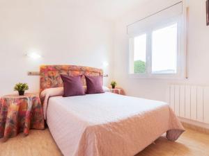 um quarto com uma cama grande e uma janela em Holiday Home Cap Roig by Interhome em L'Ampolla