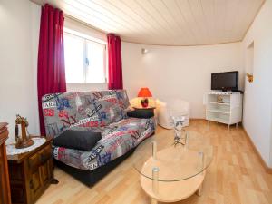 Televízia a/alebo spoločenská miestnosť v ubytovaní Apartment La Marina by Interhome