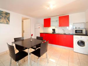 Kuchyňa alebo kuchynka v ubytovaní Apartment La Marina by Interhome