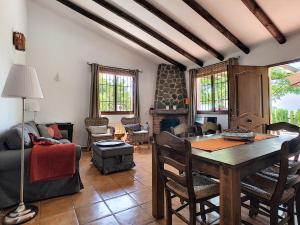 een woonkamer met een tafel en een bank bij Casa Lobera Casas Rurales in Canillas de Aceituno