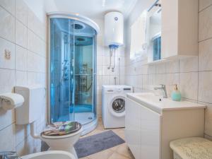 Koupelna v ubytování Holiday Home Ivona by Interhome