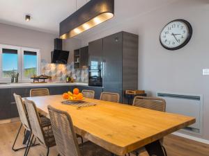 コロマチノにあるVilla A-R-T- by Interhomeの木製テーブル付きのキッチン(壁掛け時計付) +38枚の写真