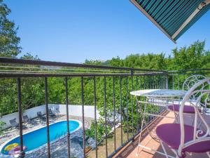 Bazén v ubytování Holiday Home Ivona by Interhome nebo v jeho okolí