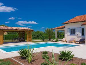 Bazén v ubytování Holiday Home Eugen by Interhome nebo v jeho okolí