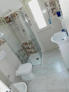 ein Bad mit einem WC und einem Waschbecken in der Unterkunft Vanilla Apartments in Giardini-Naxos