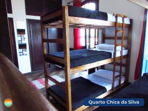 een paar stapelbedden in een kamer bij Buena Vista Hostel in Ouro Preto