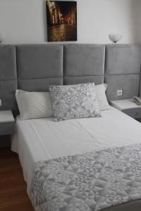 Ένα ή περισσότερα κρεβάτια σε δωμάτιο στο Alojamento Local Santa Cruz