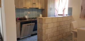 Kuchyň nebo kuchyňský kout v ubytování APARTMAN MASTER LUPI M&S