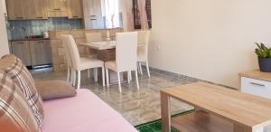 Kuchyň nebo kuchyňský kout v ubytování APARTMAN MASTER LUPI M&S