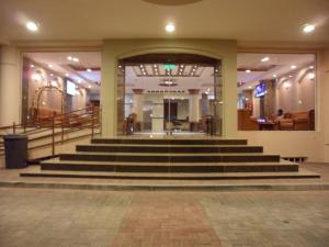 eine Lobby mit Treppen in einem Gebäude in der Unterkunft Nizwa Hotel Apartments in Nizwa