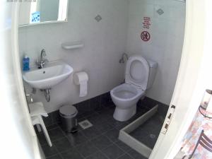 A bathroom at Apanemia Rooms