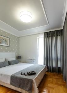 Un dormitorio con una cama con gafas. en CityResidence Aparthotel en Sofía