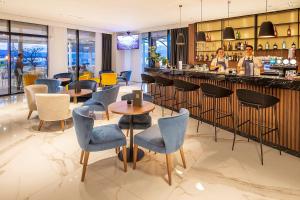 Lounge nebo bar v ubytování Luxury Hotel Riva