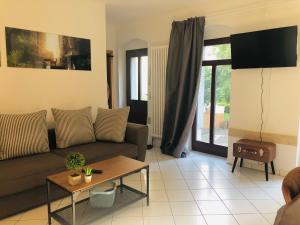 ein Wohnzimmer mit Sofa und Tisch in der Unterkunft Ferienwohnungen mit Terrasse in Zwingernähe - Hilger Rentals in Dresden