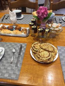 Saint-Georges-de-ReneinsにあるChambres d'hôtes Chez Cocoの木製テーブル