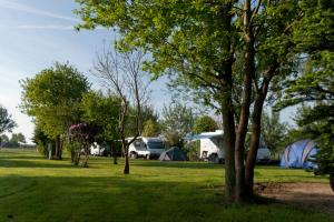 Gallery image of Ingerichte De Waard tent - 5 personen in Beilen +6 photos