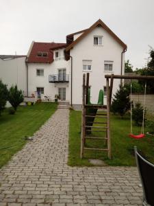 un parco giochi nel cortile di una casa di Haubis Ferienwohnungen a Podersdorf am See