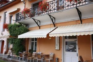 um restaurante com mesas e cadeiras em frente a um edifício em Pension Ferdinand Panzio em Sfântu Gheorghe