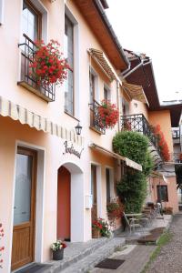 um edifício com flores em varandas numa cidade em Pension Ferdinand Panzio em Sfântu Gheorghe