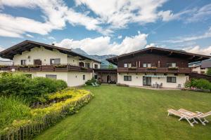 ein Haus mit Rasen davor in der Unterkunft Landhaus Foidl in Sankt Johann in Tirol