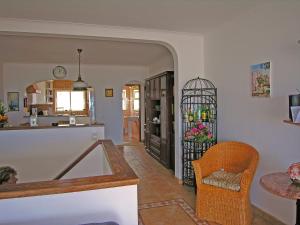 拉古什的住宿－Casa da Praia para férias - Vila Pinheiro - Vivenda Johanna，厨房以及带鸟笼的客厅