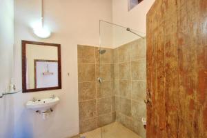 格拉夫里內特的住宿－Morendat House，带淋浴、盥洗盆和镜子的浴室