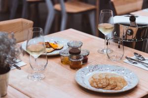Second Life in Piran - Hotel Zala Piran with private parking and shuttle service的酒水