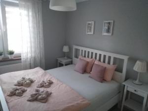 una camera da letto con un letto con scarpe sopra di Apartament Antek klimatyzowany a Oświęcim