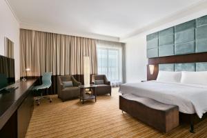 Postel nebo postele na pokoji v ubytování Traders Hotel, Abu Dhabi
