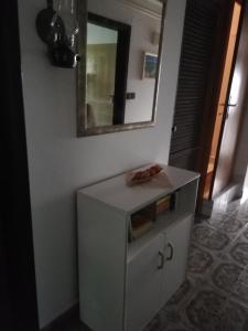 Armario blanco en una habitación con espejo en APARTMA SONČEK en Ljubno