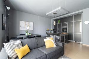 Area soggiorno di Pagano Grancini 6 - City Life Luxury Apartment! Self Check-In