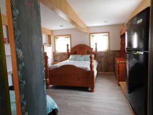 um quarto com uma cama de madeira num quarto em No View Farm em Rumford