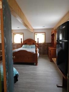 um quarto com uma cama de madeira num quarto em No View Farm em Rumford