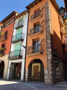 un edificio con balcones en un lateral en Apartamento vacacional, en El Pont de Suert