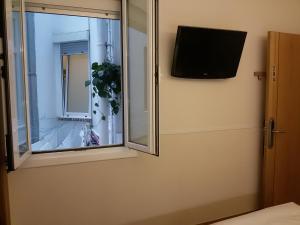 TV a/nebo společenská místnost v ubytování Pensión Easo