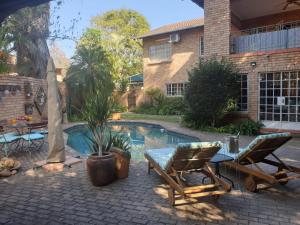 Bazén v ubytování Mahogany Guesthouse Mbombela nebo v jeho okolí