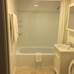 ein Badezimmer mit einer Badewanne und einem Waschbecken in der Unterkunft Clarence Inn Extended Stay in Clarence Center