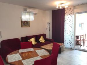 uma sala de estar com uma mesa e um sofá em Priko Cetine em Omiš