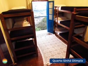 מיטה או מיטות קומותיים בחדר ב-Buena Vista Hostel